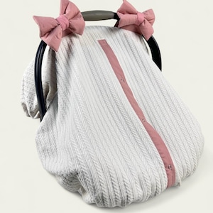 Autositzbezug mit elastischem Rock für Baby Mädchen Creme Pique und Futter mit Blush Bögen, personalisierter Autositzbezug
