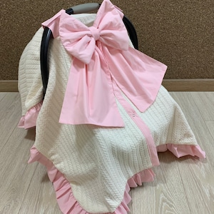Funda para asiento de coche para niña, con tejido piqué color crema, lazo rosa y volantes, funda personalizada para asiento de coche 100 % algodón.