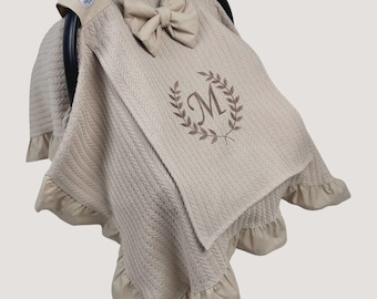 Handstickat beige bilbarnstolsöverdrag med Peekaboo-nätfönster i beige