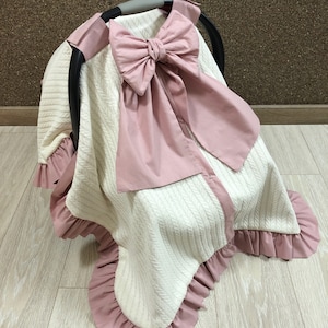 Funda para asiento de coche para bebé niña y niño con tejido piqué color crema y forro con lazo y volantes color rubor, funda de asiento de coche personalizada 100 % algodón
