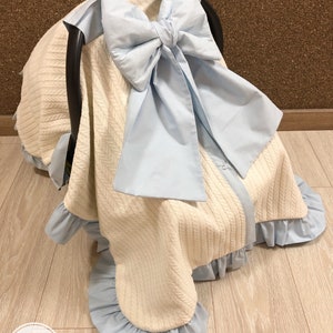 Cubierta del dosel del asiento del coche bebé niña y niño con tela piqué crema y forro con lazo y volantes azul bebé, cubierta personalizada del asiento del coche/algodón