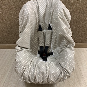 Wasserdichter Kleinkind-Autositzschutz für Kinder in Polka Dot Beige mit Gurtbezügen, 100% Bio-Baumwolle, anpassbares Babypartygeschenk