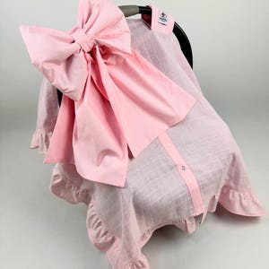 カーシートカバー ベビーガール - 大きなリボン付きピンクモスリン製ベビーカーシートキャノピー - パーソナライズされたベビーシャワーギフト - 刺繍入り