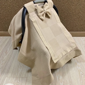 カーシートキャノピーカバー 女の子と男の子用 ベージュワッフルピケ ピーカブーウィンドウ付き パーソナライズカーシートカバー
