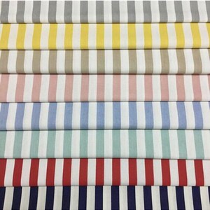K&ouml;nnte beinhalten: Eine Sammlung von gestreiften Stoffmustern in verschiedenen Farben, darunter Grau, Gelb, Beige, Rosa, Blau, Gr&uuml;n, Rot und Marine.