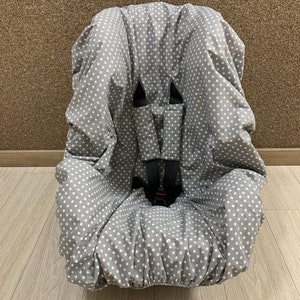 Wasserdichter Kleinkind-Autositzschutz für Kinder in Polka Dot Grau mit Gurtbezügen, 100% Bio-Baumwolle, anpassbares Babypartygeschenk