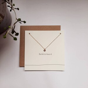 Carte avec cadeau 'félicitations'