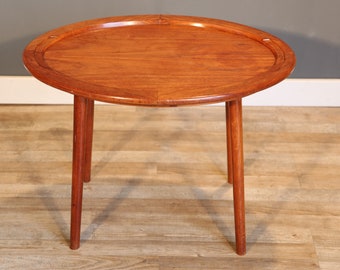 Beautiful oval coffee table/side table