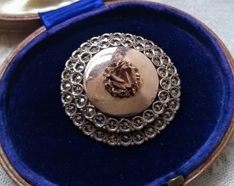 Spilla pendente a forma di rosa con marcasite in argento e oro, Art Déco, anni '30-'40