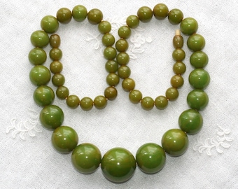 Vintage 1930s Art Deco apple green Bakelite bead necklace tested