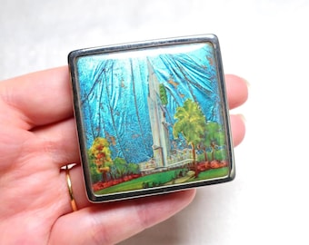 Polvera vintage de los años 30, estilo Art Déco, de la Exposición del Imperio de Glasgow de 1938, con forma de ala de mariposa morpho (recuerdo).