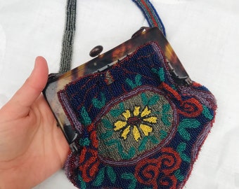 Antik 1920-tals, vacker, handgjord aftonväska med färgstarka pärlor, blommönster och celluloidhandtag.