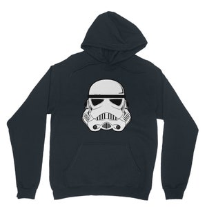 Puede incluir: Una sudadera con capucha azul marino oscuro con un gr&aacute;fico blanco de un casco de Stormtrooper.