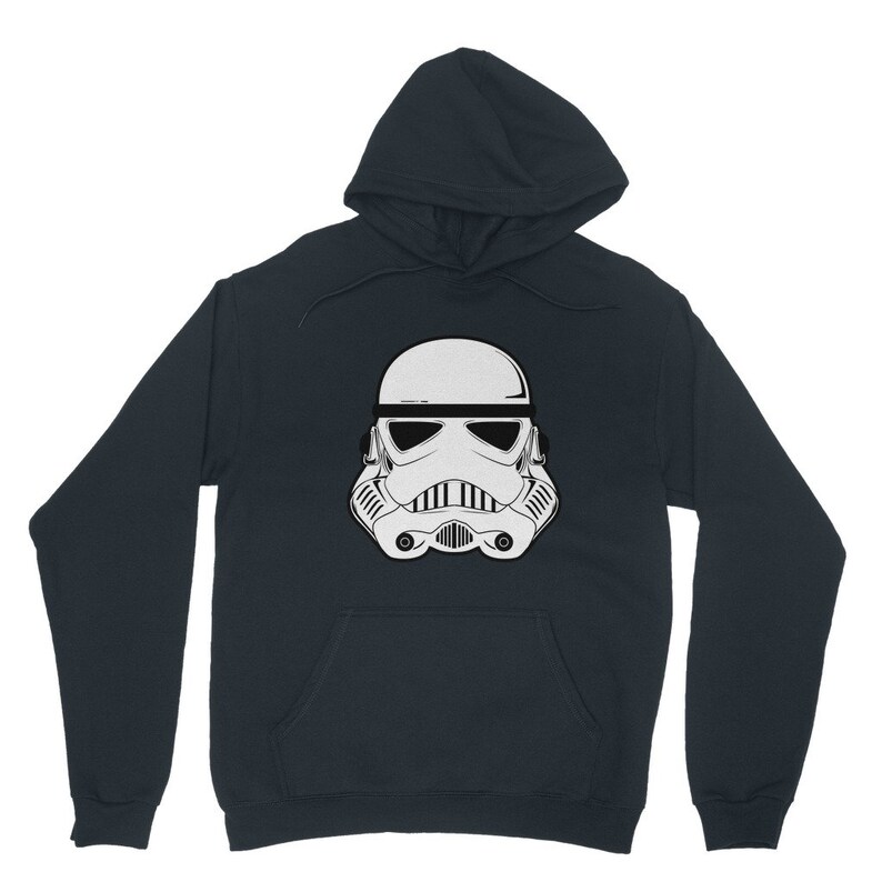 Puede incluir: Una sudadera con capucha azul marino oscuro con un gr&aacute;fico blanco de un casco de Stormtrooper.