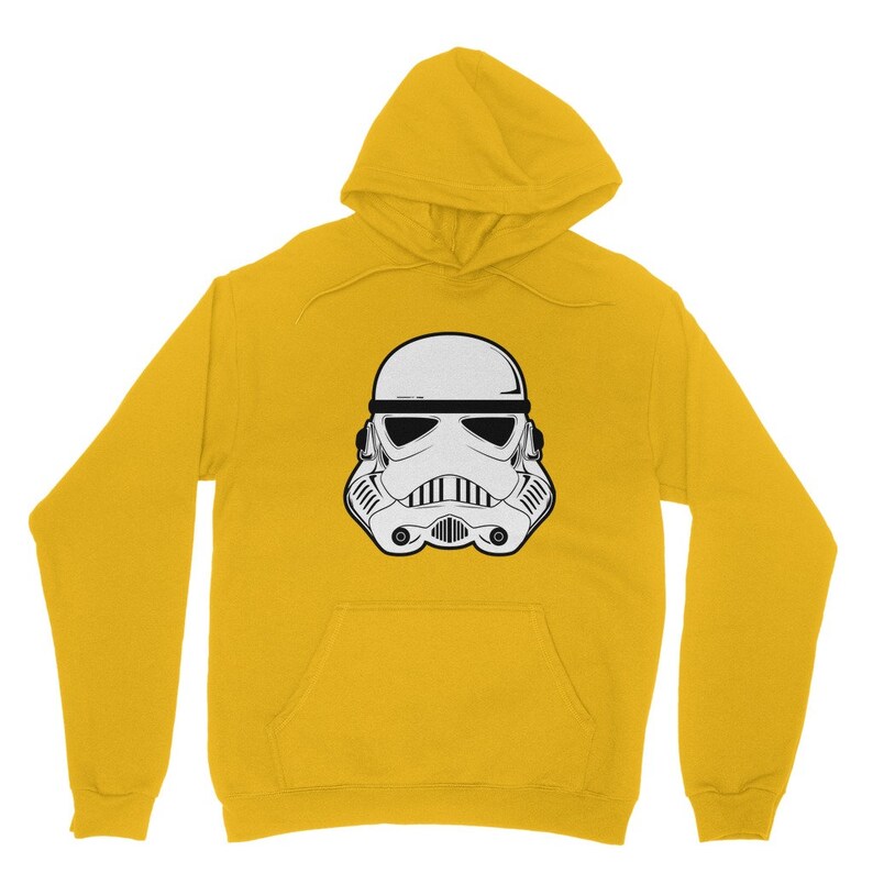 Puede incluir: Una sudadera con capucha amarilla con un gr&aacute;fico blanco y negro de un casco de Stormtrooper.