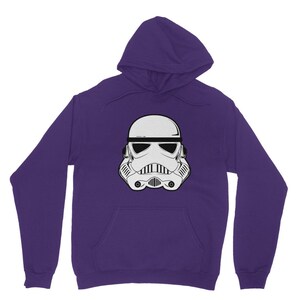 Puede incluir: Sudadera con capucha morada con un gr&aacute;fico blanco de un casco de Stormtrooper de Star Wars.