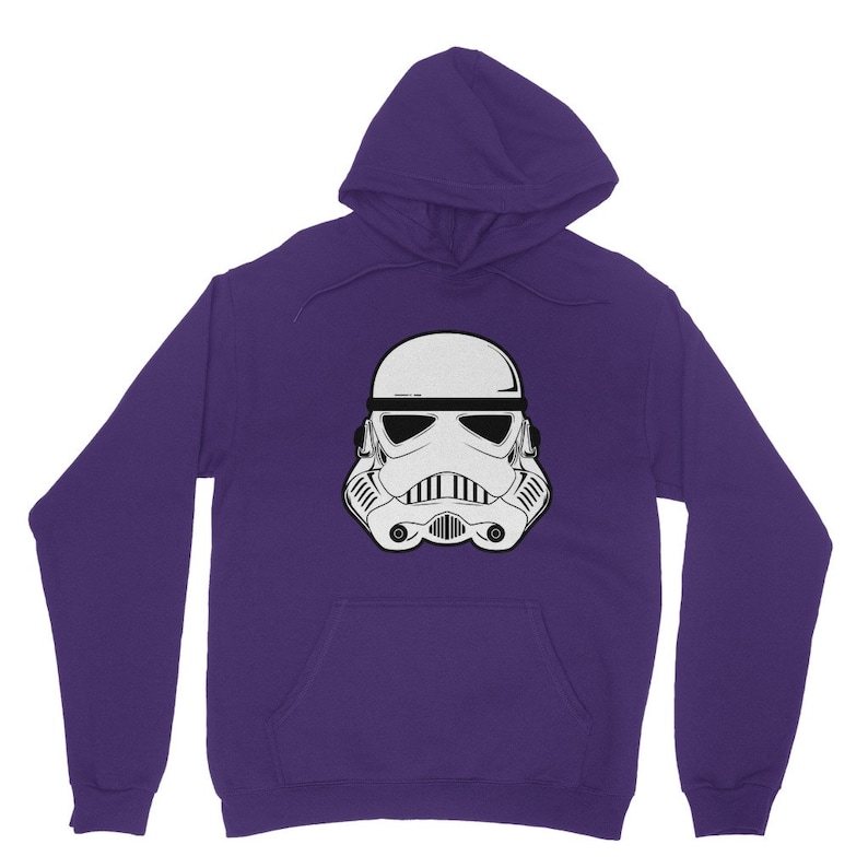Puede incluir: Sudadera con capucha morada con un gr&aacute;fico blanco de un casco de Stormtrooper de Star Wars.