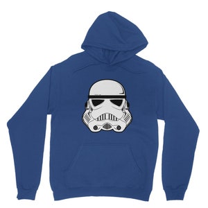 Puede incluir: Una sudadera con capucha azul real con un gr&aacute;fico blanco y negro de un casco de Stormtrooper.