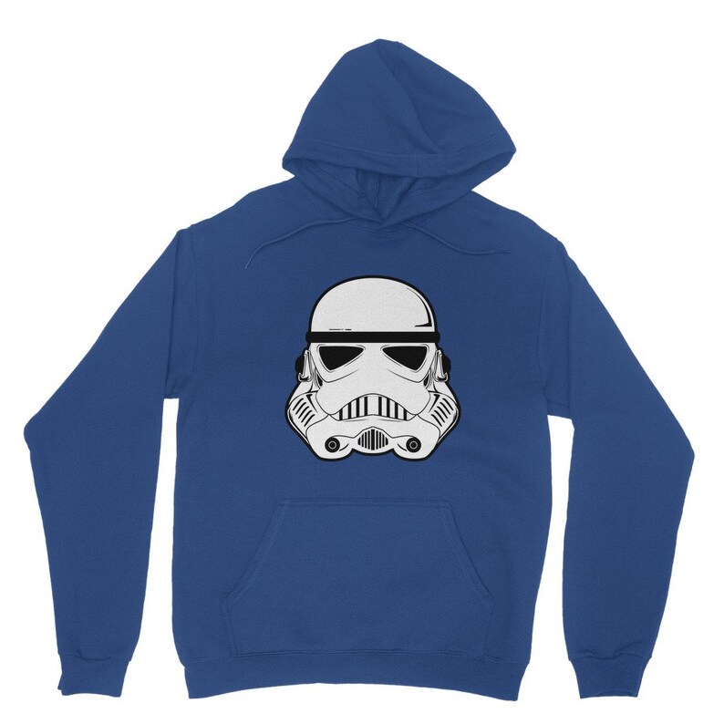 Puede incluir: Una sudadera con capucha azul real con un gr&aacute;fico blanco y negro de un casco de Stormtrooper.