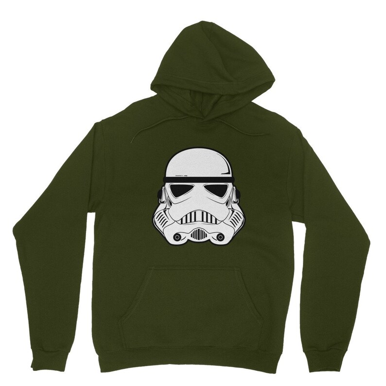 Puede incluir: Una sudadera con capucha verde oscuro con un gr&aacute;fico blanco y negro de un casco de Stormtrooper.