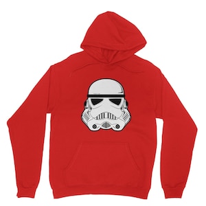 Puede incluir: Sudadera con capucha roja con un gr&aacute;fico blanco y negro de un casco de Stormtrooper de Star Wars.