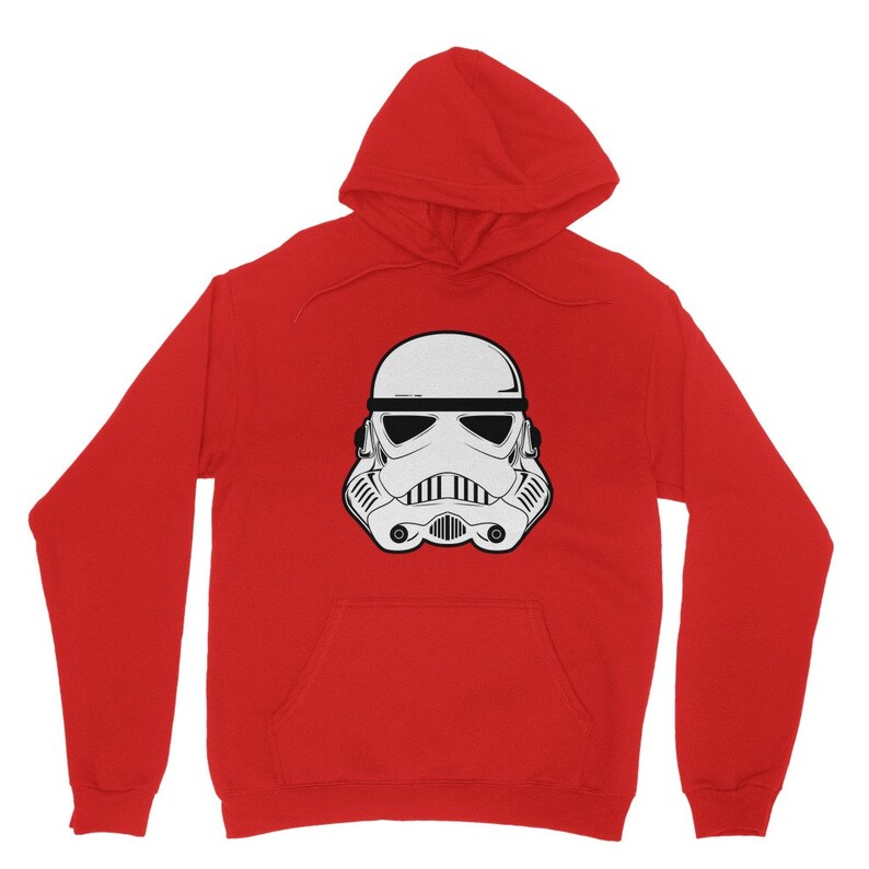 Puede incluir: Sudadera con capucha roja con un gr&aacute;fico blanco y negro de un casco de Stormtrooper de Star Wars.