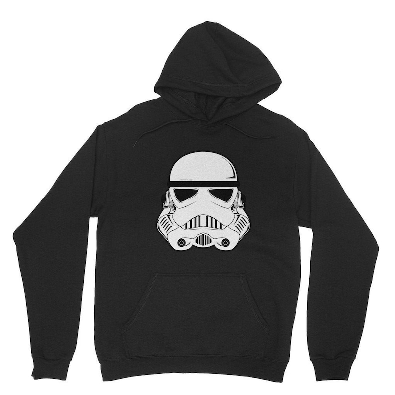 Puede incluir: Sudadera con capucha negra con un gr&aacute;fico blanco de un casco de Stormtrooper.