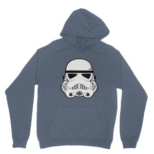 Puede incluir: Una sudadera con capucha azul oscuro con un gr&aacute;fico blanco de un casco de Stormtrooper.