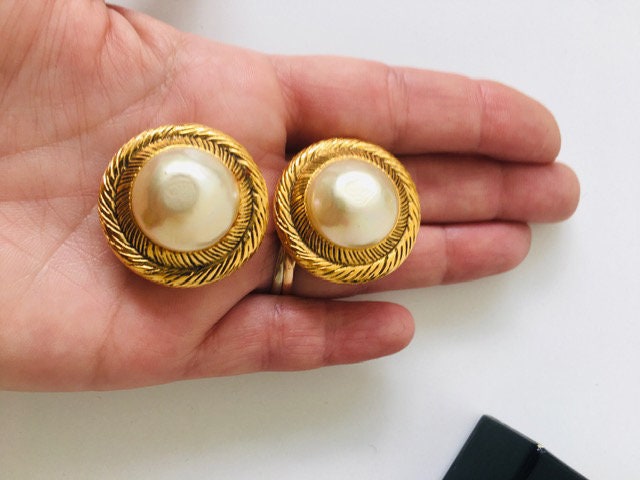 Vintage CHANEL Pearl Gold Chain Design Clip-On Earrings Used From Japan