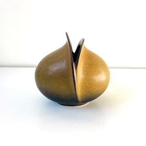 以下が含まれることがあります： ユニークな手作りのセラミック花瓶。分割されたデザインで、暗いベースから金茶色の部分へと色のグラデーションがあります。開口部は暗く対照的な色です。