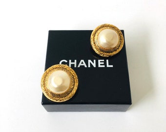 CHANEL vintage clip on earrings gold metal fake pearl fake pearl SO ICONIC!