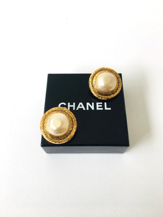 CHANEL Vintage Clip on Earrings Gold Metal Fake Pearl Fake -  Israel