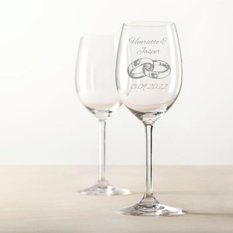2 Leonardo Weingläser mit Gravur als Hochzeitsgeschenk Personalisierte Weingläser Geschenke für Paare Rotwein Ringe Bild 4