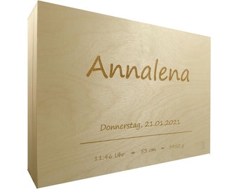 May include: A wooden box with the name Annalena engraved on the front. The box also includes the date Thursday, 21.01.2021, the time 11:46 Uhr, the length 53 cm, and the weight 3950 g.