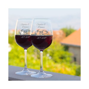 2 Leonardo Weingläser mit Gravur als Hochzeitsgeschenk Personalisierte Weingläser Geschenke für Paare Rotwein Ringe Bild 1