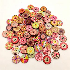 Puede incluir: Una gran colección de botones redondos de madera con una variedad de patrones impresos coloridos, incluyendo diseños florales, geométricos, de rayas y de remolinos. Cada botón tiene dos o cuatro agujeros en el centro para coser.