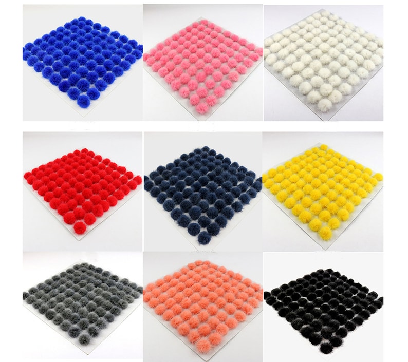 Op de afbeelding: Een set van tien 2,5 cm schuimtufts in verschillende kleuren, waaronder blauw, roze, wit, rood, donkerblauw, geel, grijs, perzik, zwart en wit. De tufts zijn gerangschikt in een rasterpatroon op een witte achtergrond.