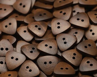 Botones triangulares de madera natural marrón de 17 mm, botones rústicos de costura de 2 agujeros para ropa, tejido, confección de bolsos y manualidades.