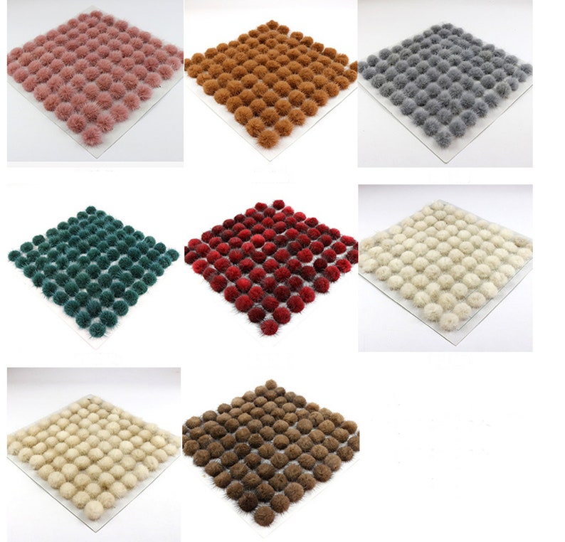 Op de afbeelding: Een set van negen vierkante bases met verschillende gekleurde pluche bosjes. De bases zijn wit en de bosjes zijn roze, bruin, grijs, groen, rood, wit, beige en donkerbruin.