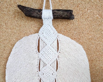 Boho chic macramé wall decoration "Leaf" XL ecru on driftwood