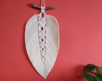 Boho chic macramé wall decoration "Leaf" XL ecru on driftwood