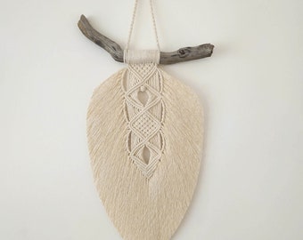 Boho chic macramé wall decoration "Leaf" XL ecru on driftwood