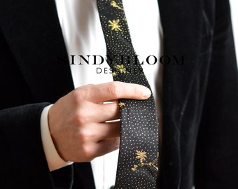 Corbata bordada con constelación negra y dorada - Corbata celestial