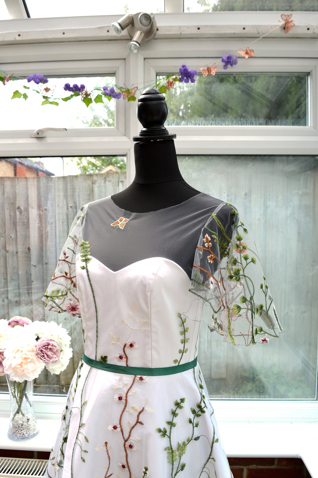 Robe de mariée en tulle brodé floral avec manches cloche