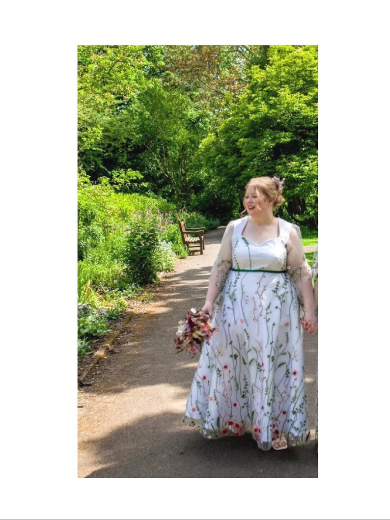 This is a variation of the gown, consisting of a full dress, instead of 3 separate pieces