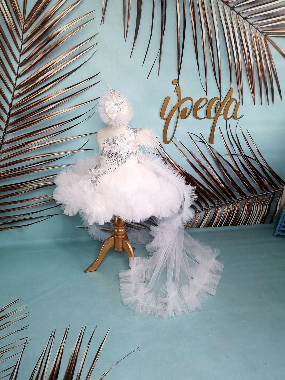Long tail dress shop design