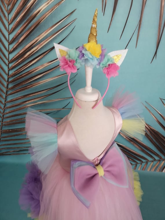 El conjunto de vestido de cumpleaños de unicornio de cola larga incluye  corona para la cabeza