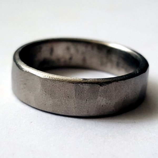 Anillo de titanio rústico, banda de boda para hombre martillado forjado, anillo para hombre