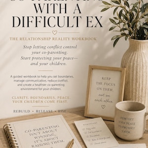 Könnte beinhalten: Ein spiralgebundenes Arbeitsbuch mit dem Titel CO-PARENTING WITH A DIFFICULT EX, ein goldener Stift, ein gerahmtes Schild mit der Aufschrift KEEP THE FOCUS ON THEM, eine Tasse mit dem Text REMTECT YOUR PEACE TO PROTECT THEM und eine Kinderzeichnung.
