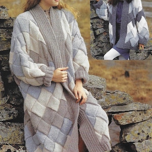 Può includere: Due donne indossano lunghi cardigan di maglia con un motivo geometrico in tonalità di grigio, bianco e blu. I cardigan sono aperti sul davanti e hanno maniche lunghe.